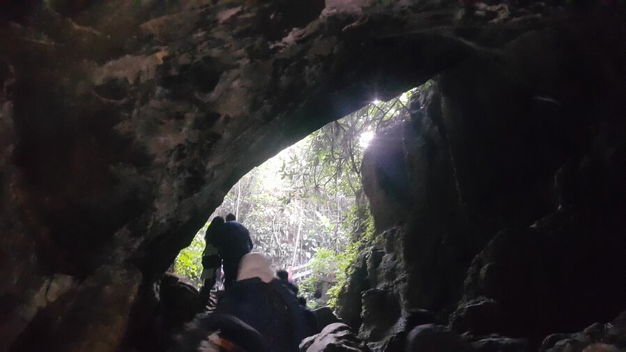 Toshakda yalangoch ayolning fotosurati